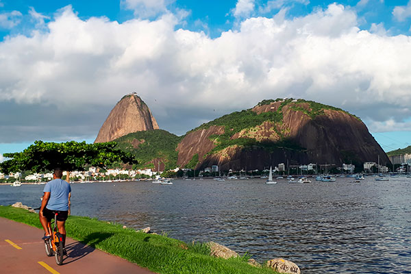 Imagem do Aterro do Flamengo com vista para o Pão de Açúcar, no Rio de Janeiro, que inclui o Morro da Urca e o Morro do Pão de Açúcar.