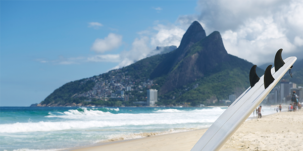 prancha de surf com vista da praia do Rio de Janeiro